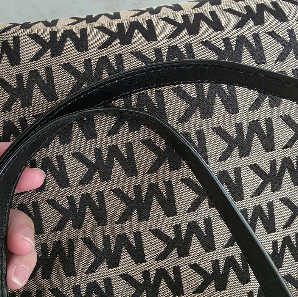 Michael kors medium signiture tote tan and black leather and gold accent - Picture 7 of 8